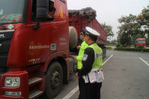 高交大队西铜中队联合路政部门开展货运车辆抛洒滴漏道路交通安全宣传活动