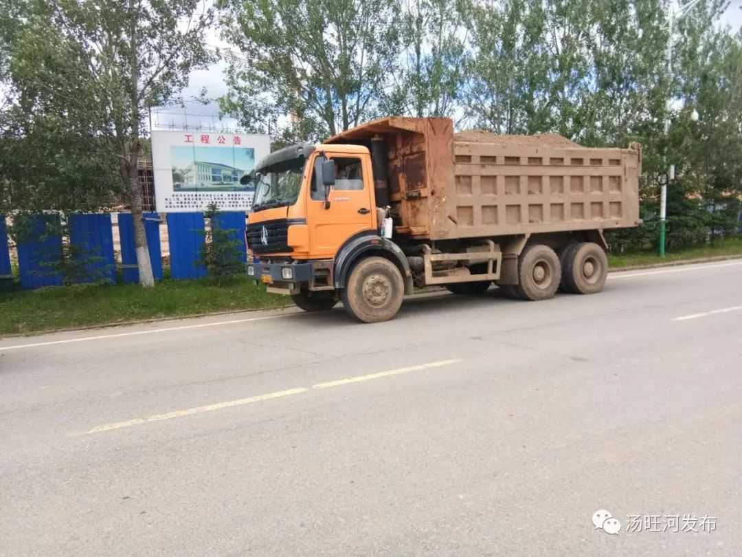 重庆某区城管执法局加强运输砂石重型货车管理，保障道路普通货运安全