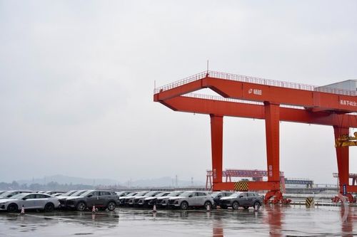 渝车出海提速 重庆东环铁路首发“重庆造”汽车，凤凰网重庆聚焦道路普通货运新机遇